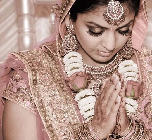Красивые индийские женщины. Индийская женщина Намасте. Индийская девушка молится.