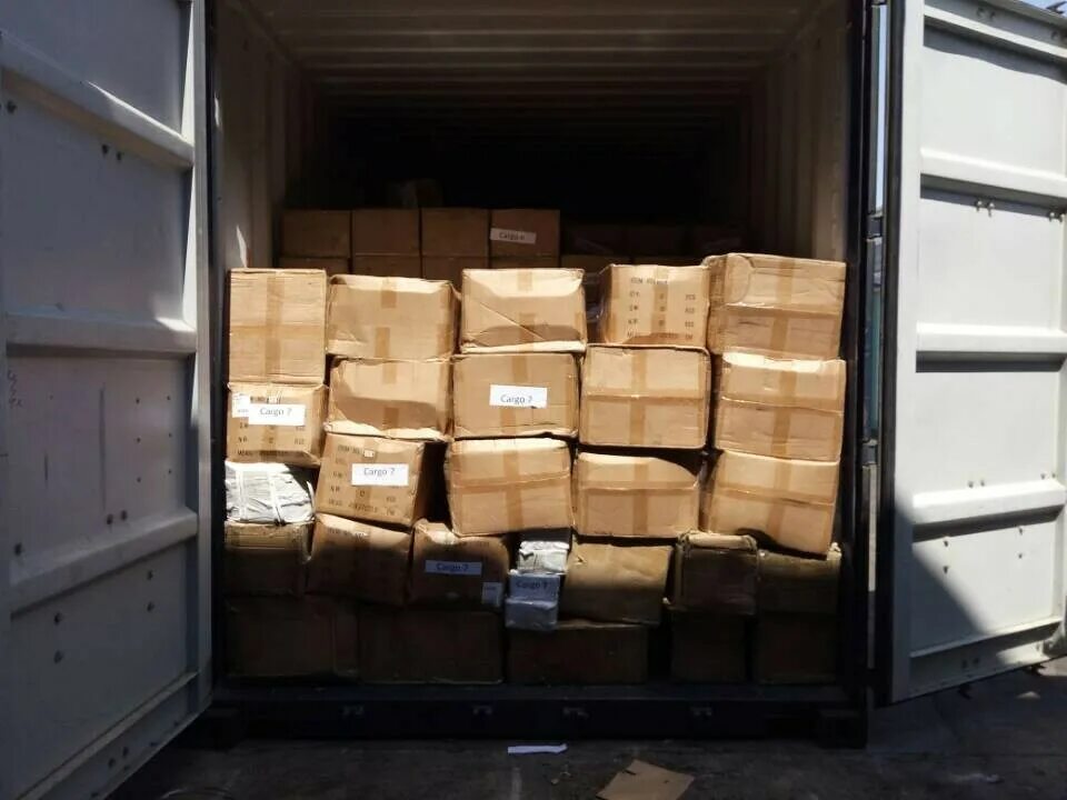 Разгрузка контейнеров на складе. Упаковка груза на складе. Коробки для перевоза товара. Погрузка товара на складе.