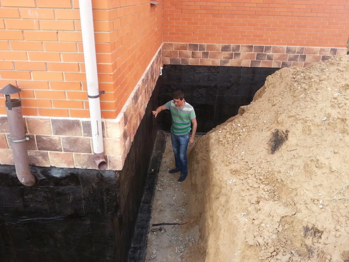 Цоколь в воде. Гидроизоляция фундамента цокольного этажа. фундамент с цокольным этажом. гидроизоляция фундамента подвала. фундамент с подвалом.