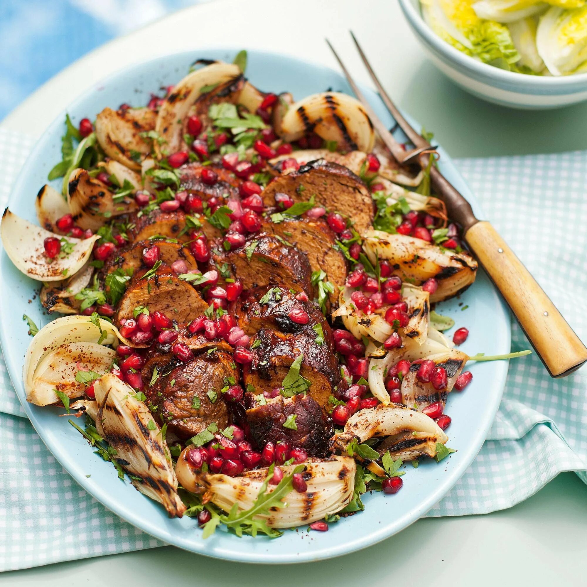 Тёплый салат со свининой и овощами. Теплый салат со свининой и киноа. Салат с мясом свинины рецепт с фото. Салат мясной. Салат с мясом свинины рецепт с фото.