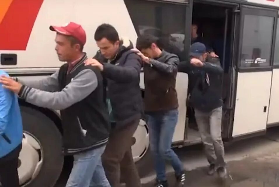 Мигранты в автобусе. Автобус таджик. Автобус с гастарбайтерами. Мигранты из средней Азии.