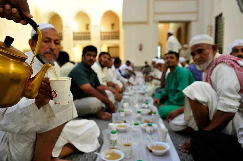 Открытие рта рамадан. Ифтар в Саудовской Аравии. Мусульмане за едой. Мусульманское гостеприимство. Мусульманский пост.