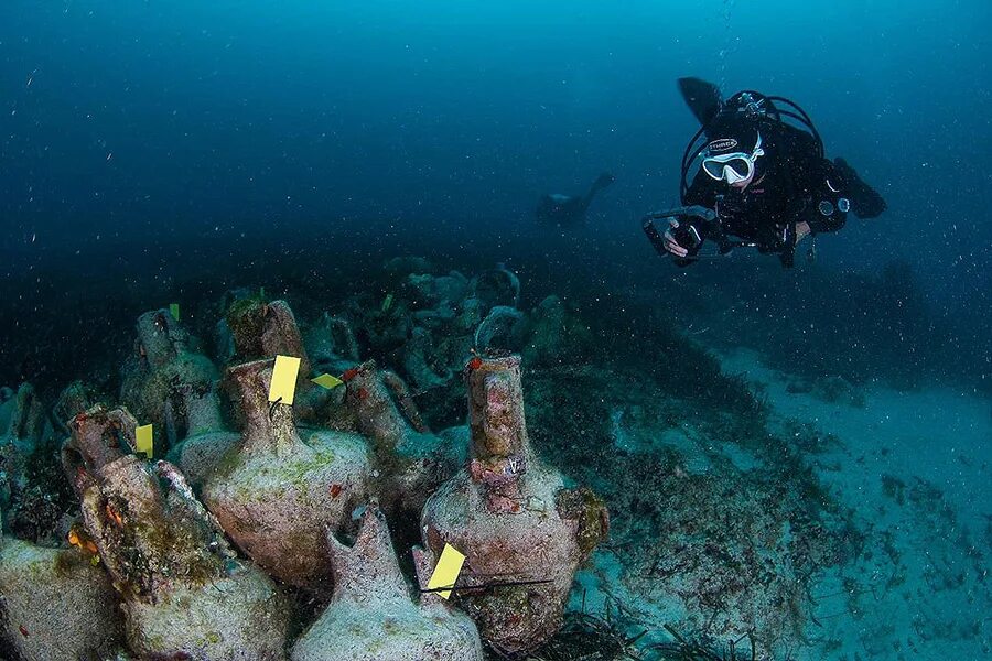 Затонувшие корабли музей подводный. Эгейское море затонувшие корабли. Дайвинг затонувшие корабли. Затонувший корабль в Греции.