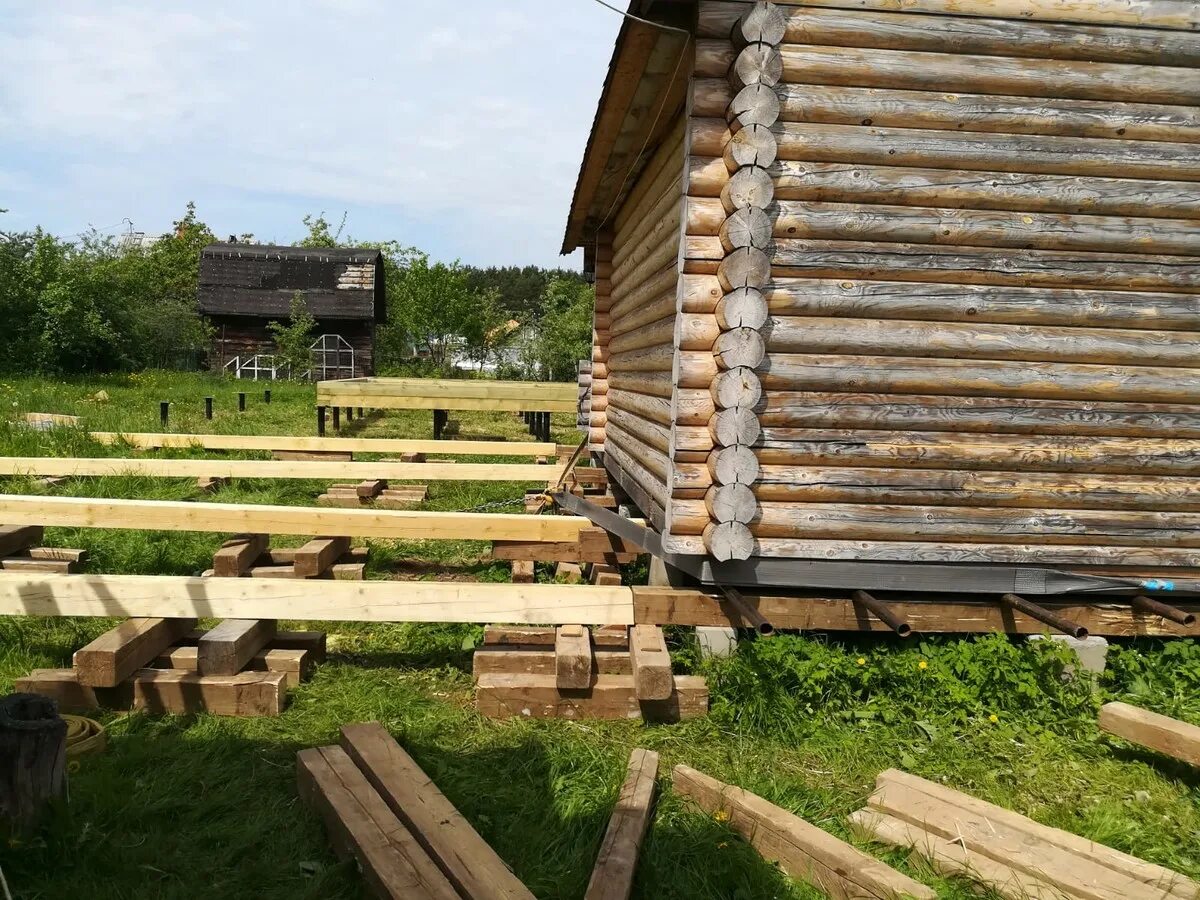 Перемещение сруба дома. Перенос бревенчатого дома. Перемещение сруба на новый фундамент. Перенос сруба бани на другое место. Жилье как перенести