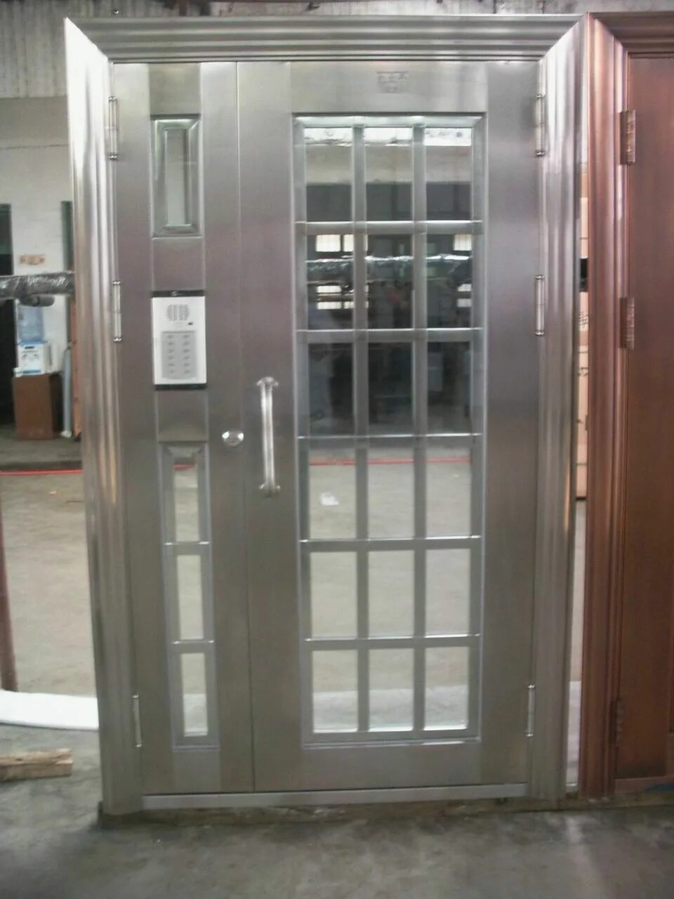 Дверь в подъезд со стеклом. Дверь металлическая в подъезд со стеклом. Домофон на алюминиевую дверь. Входные подъездные двери. Двери подъездные стеклянные.