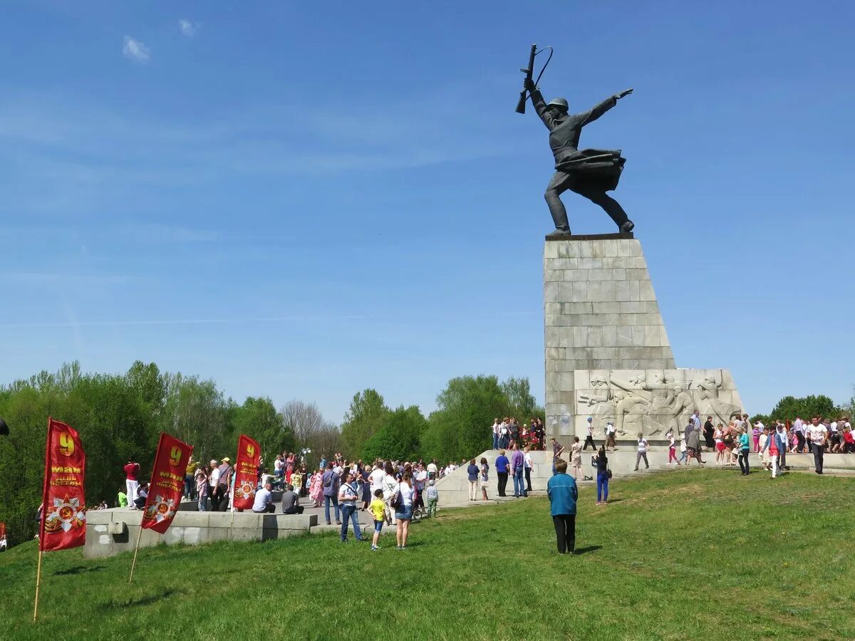 Перемиловская высота Дмитров памятник. Памятник Перемиловская высота в Яхроме. Памятник Яхрома Перемилово. Мемориал Перемиловская высота в Яхроме. Где находится яхрома