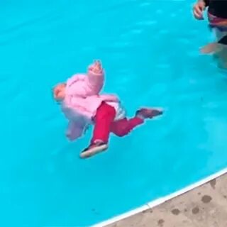 Бросил в воду ребенка