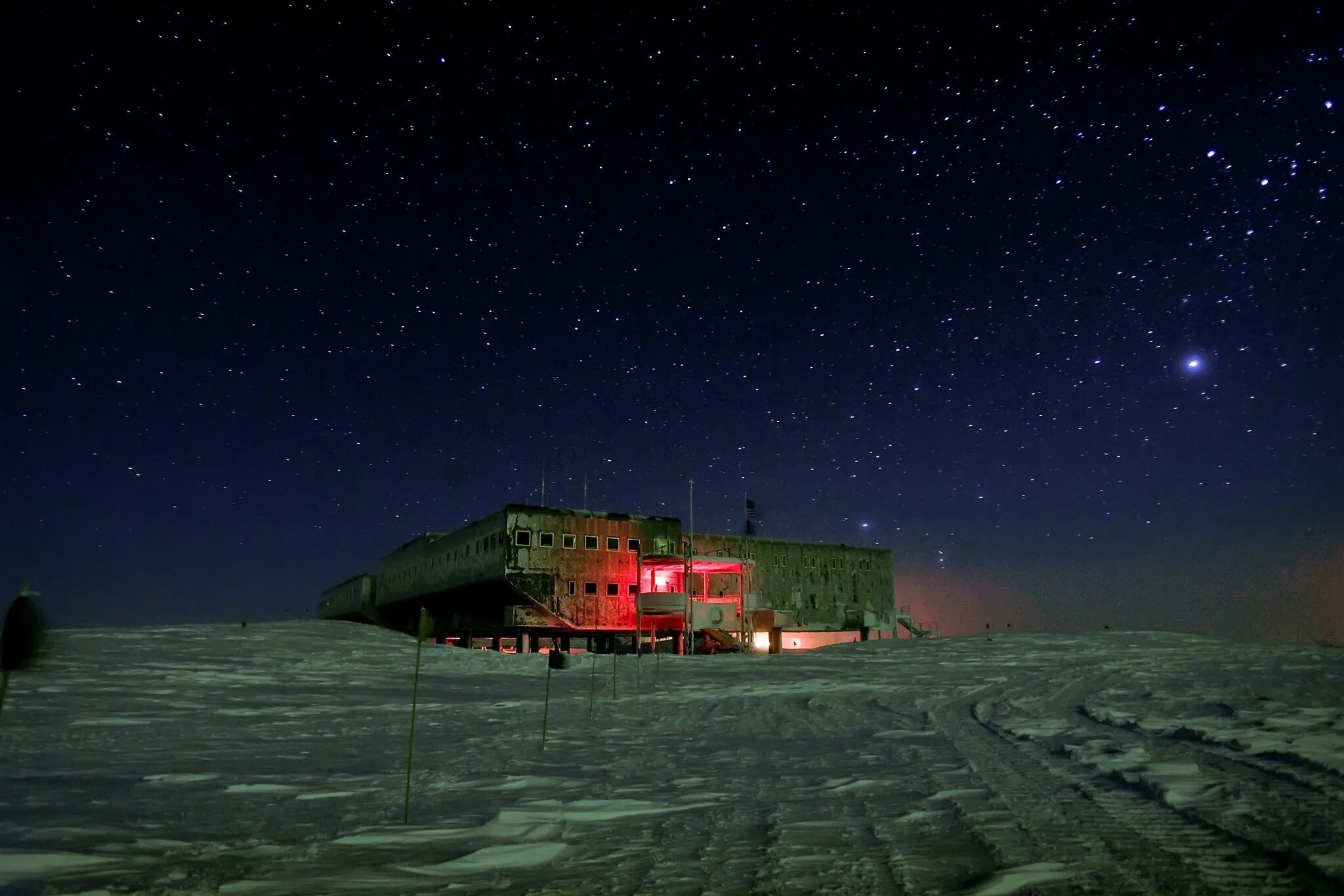 Полярная станция Амундсен-Скотт. Станция Амундсен Скотт в Антарктиде. Полярная ночь в Амундсен-Скотт. Конкордия (антарктическая станция). Включи станцию на ночь