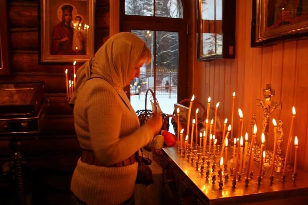 Панихидный стол в храме. Панихидный столик в храме. Канун в церкви. Человек молится в храме. Некрещеным свечи можно ставить