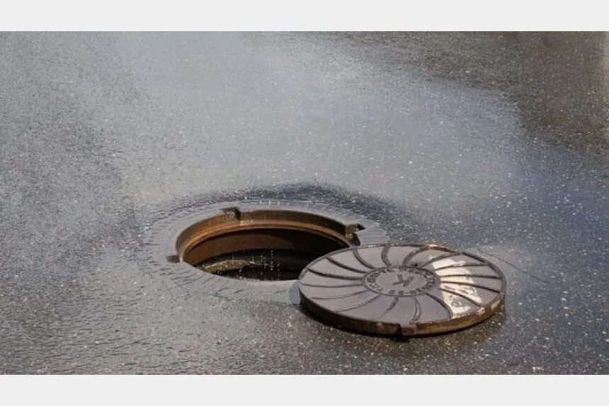 открывающийся люк. открывающийся люк. канализационный люк на асфальте. открывающийся люк. люк подвальный напольный под плитку.