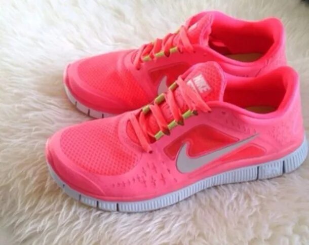 Кроссовки с розовыми шнурками. Розовые кроссовки найк Run 3. Кроссовки Nike Neon Pink.