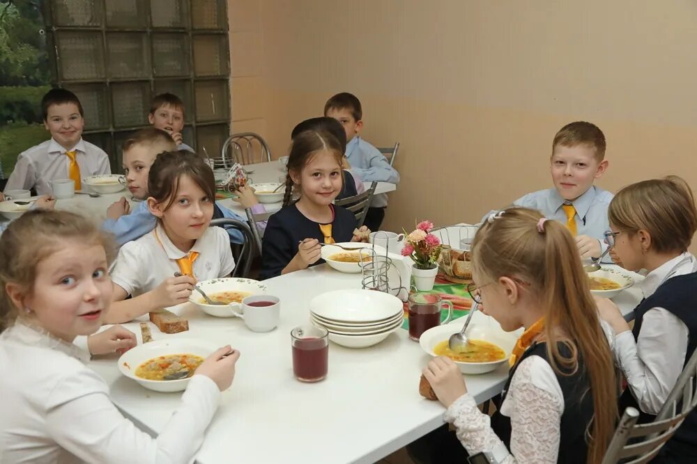 Столовая много людей. Школьное питание липецк. Столовая для инвалидов. Питание детей в школе. Питание школьника.