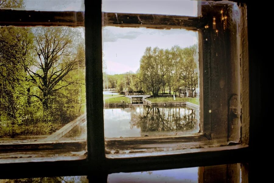 Пейзаж из окна. Пейзаж за окном. Окно с видом на реку. Пейзаж в окне.
