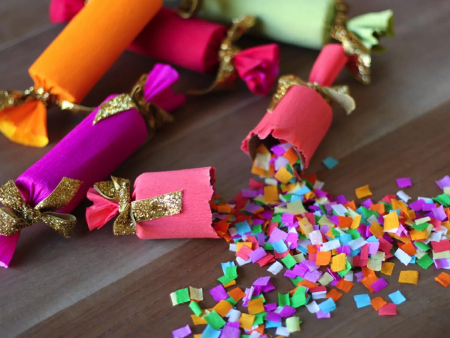 Новогодний венок из конфет. Украшение торта конфетами и шоколадками. Поделка с конфеткой. Конфеты украшения своими руками. Елка с конфетами.