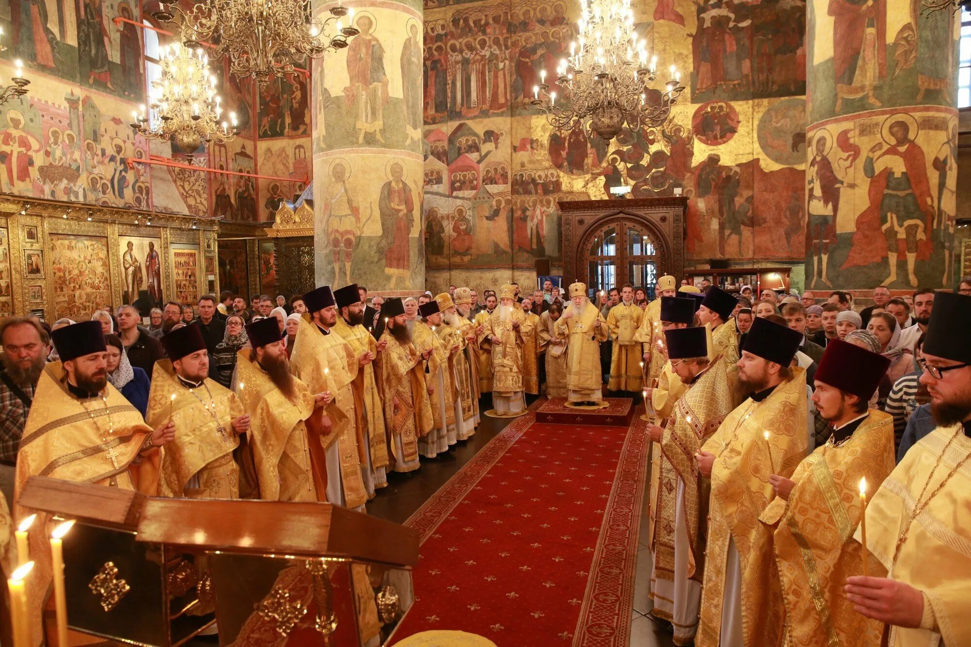 Служба в успенском соборе. Литургия в успенском соборе московского кремля. Богослужение в успенском соборе московского кремля. Успенский собор московского кремля богослужения. Литургии в успенском соборе московского.