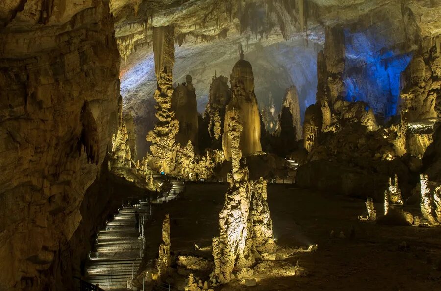 Украсить пещеру. Пейзаж пещера. Красивое украшение пещеры. Водопад в пещере. Каменная пещера в лесу.
