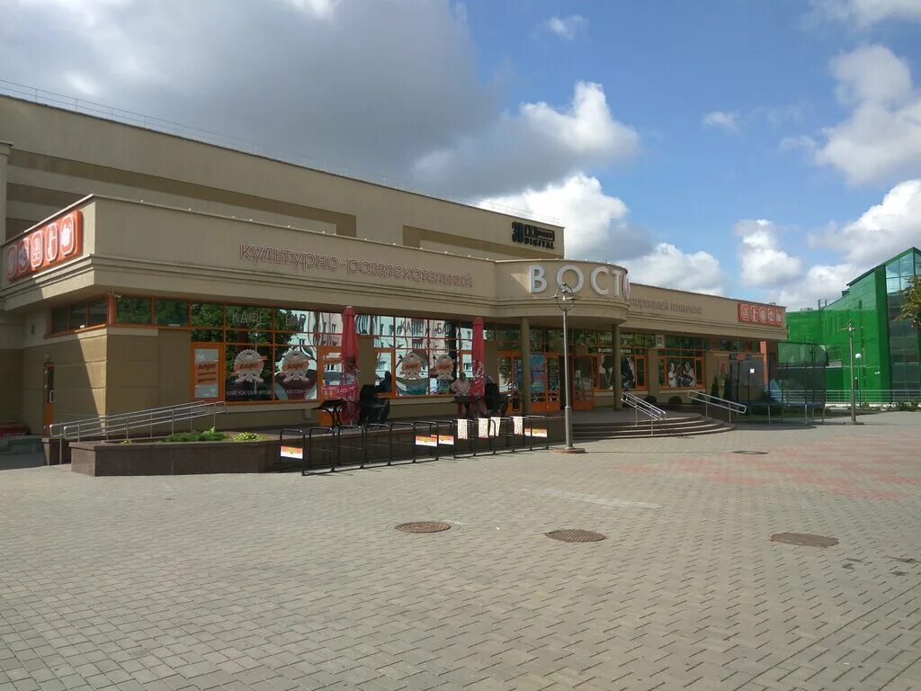 Гродно в октябре. Ул гагарина гродно. Кинотеатр космос гродно. Кинотеатр гродно. Кинотеатр октябрь гродно фото.