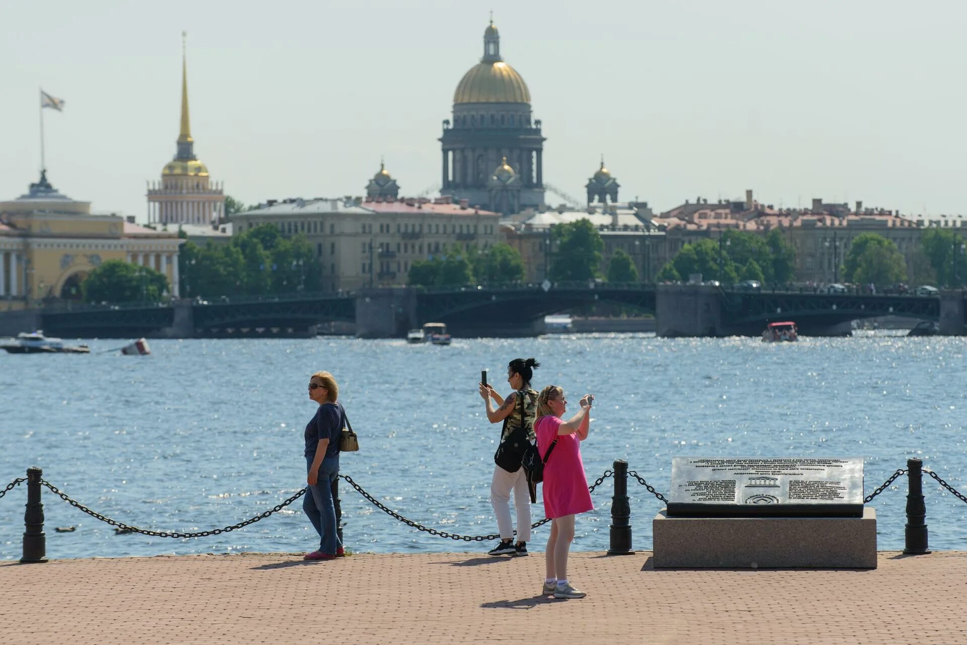 Туристы в Петербурге. Сбор в Питере. Курортный сбор Петербург. Туристический сбор в Санкт Петербурге.