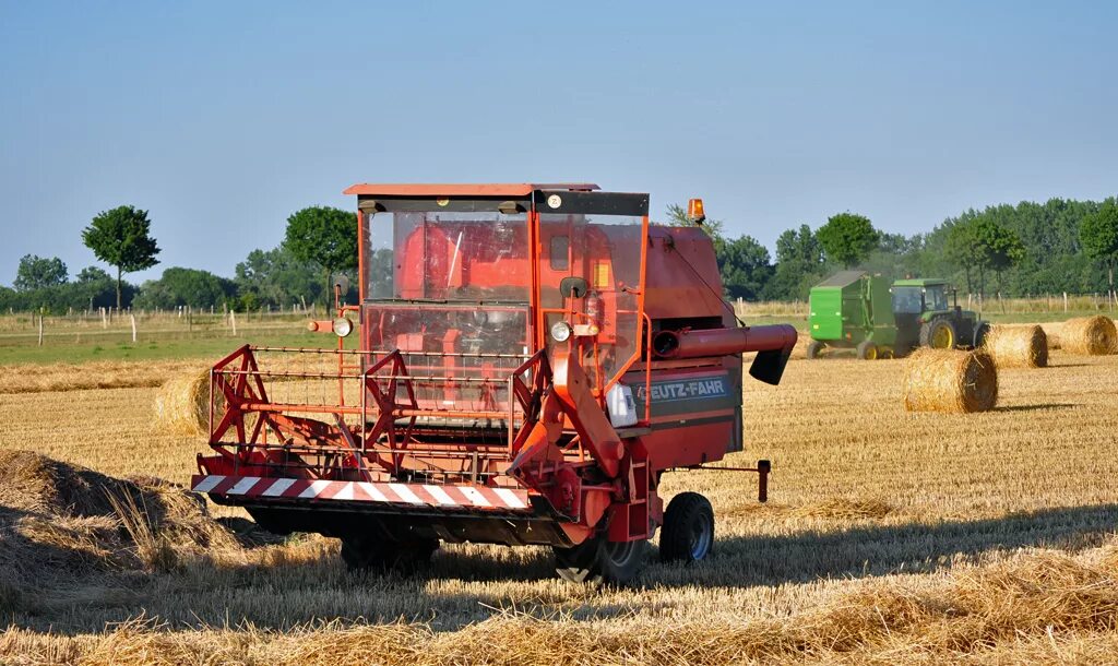 Зерноуборочный прицепной комбайн Deutz. Мини зерноуборочный комбайн фермер. Азовец 800 прицепной комбайн. Китайский мини комбайн зерноуборочный.