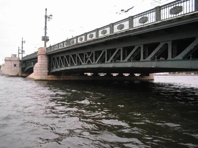 Какое событие связано с дворцовым мостом. Дворцовый мост. Дворцовый мост неразведенный. Дворцовый мост днем неразведенный. Мост Дворцовый Ногинск.