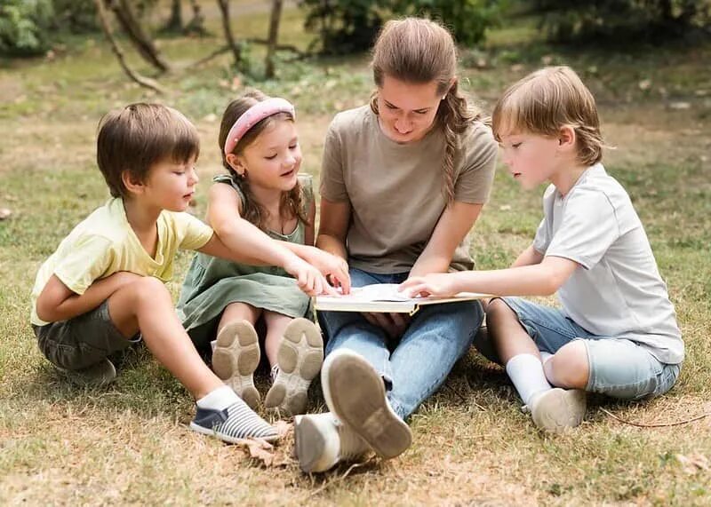 Детство рецензия. Children hold book. Children's Outdoor games reading for Kids. Summer Camp reading for Kids. Child holding book.