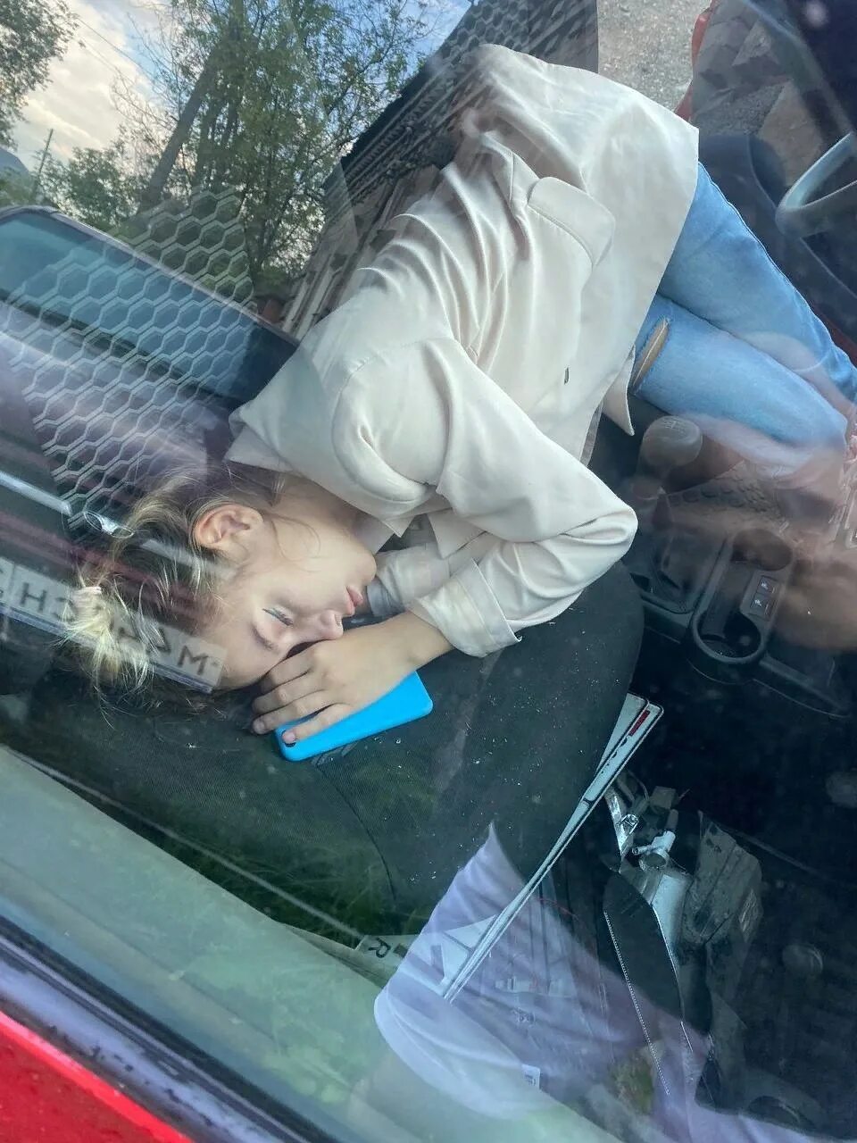 Бабы после клуба. Уснул в машине. Девушка задремала в машине.