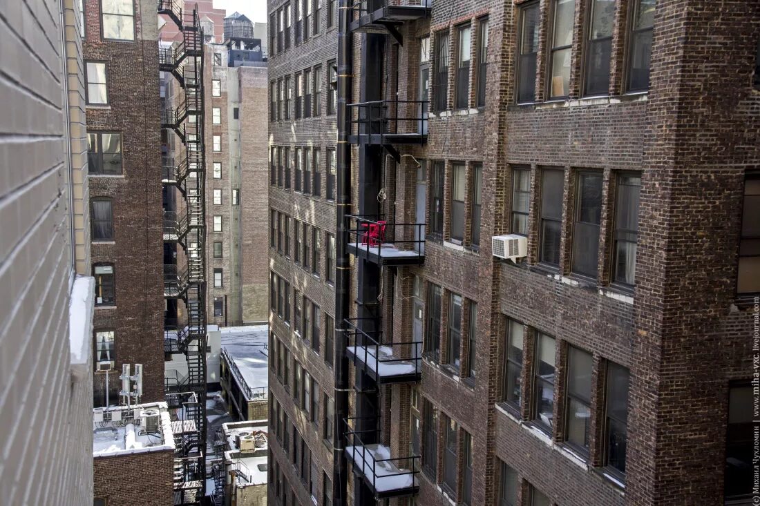 На первых этажах разместятся. Флэтайрон Нью Йорк. Здание Flatiron в Нью-Йорке. Бартоломью здание Манхэттена. Манхэттен Флэтайрон Билдинг.