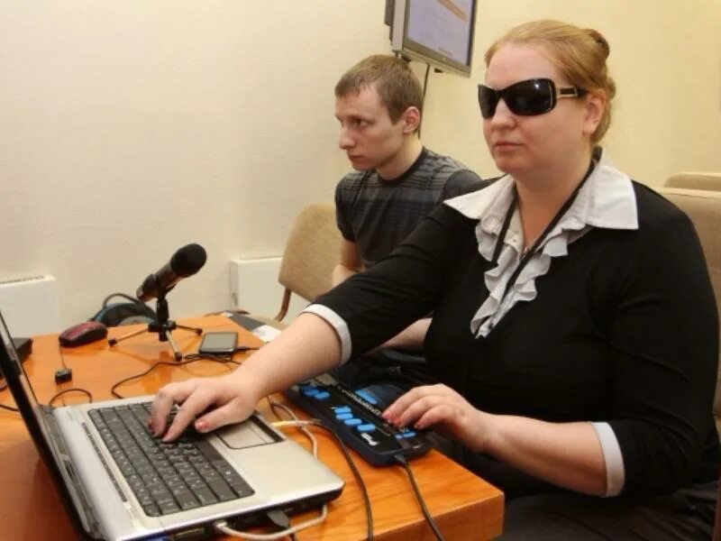 Фабрика для слепых и слабовидящих. Где работают слепые. Ручная сборка. Компьютер для слепых. Трудовая занятость инвалидов по зрению.