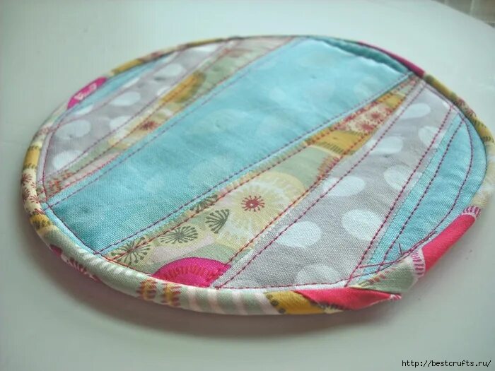 обработка края прихватки косой бейкой. прихватки без косой бейки. пришить петельку на. обработка края прихватки косой бейкой. бейка для прихватки.