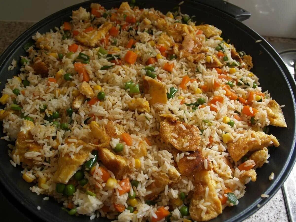 Как сварить рис с мясом. Рис с овощами. рис с мясом и овощами. рис жареный с овощами и мясом. рис с овощами и курицей.