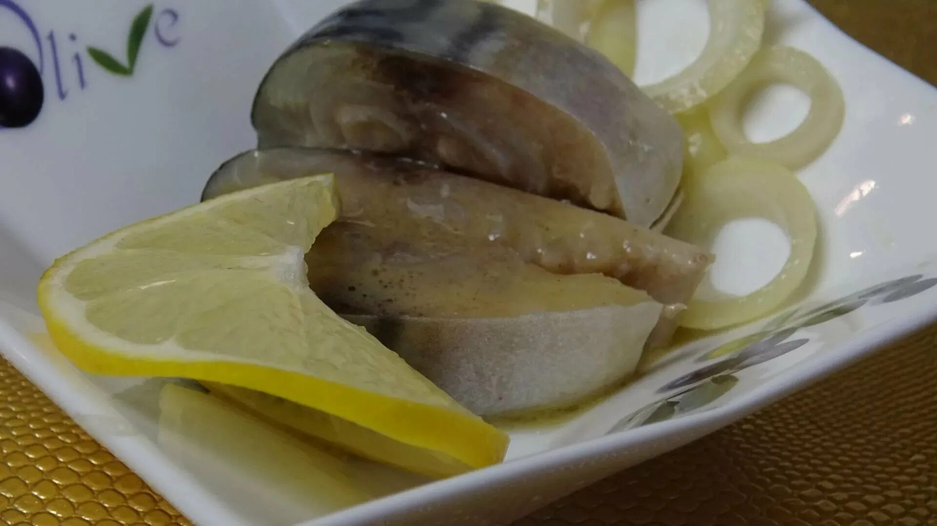 Скумбрия в горчичной заливке в домашних. Скумбрия в горчичном маринаде. Скумбрия в горчичной заливке кусочками в ведре фото. Скумбрия в горчичной заливке в домашних. Скумбрия в горчичной заливке.