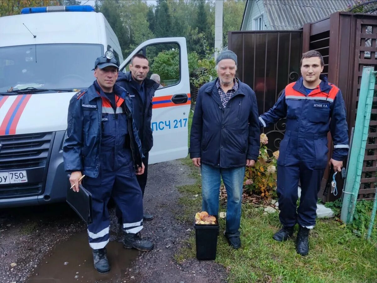 Спас 11 человек. Мужчина спасатель. мужчины пожарные на службе. гку.
