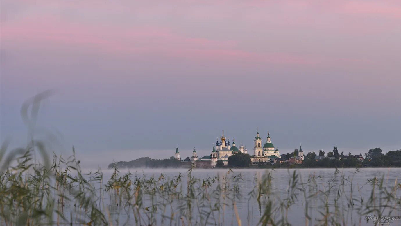 Озеро Неро Ростов. Ростов Великий вид с озера Неро. Ростов Великий Неро рассвет. Залив Варус озеро Неро. Золотое кольцо камыш