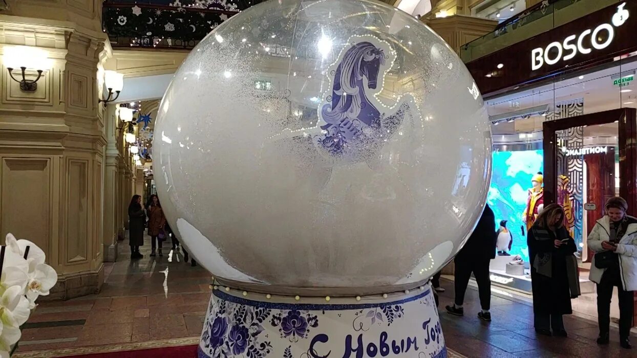 Ставить на шару. Огромные новогодние шары. На Невском поставили шары. Моб новогодний.