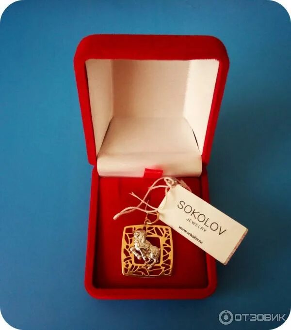 Золото в коробочке. Обручальное кольцо в коробочке. Подарок цепочка. Кольцо для предложения девушке. Обручальное кольцо в коробке.