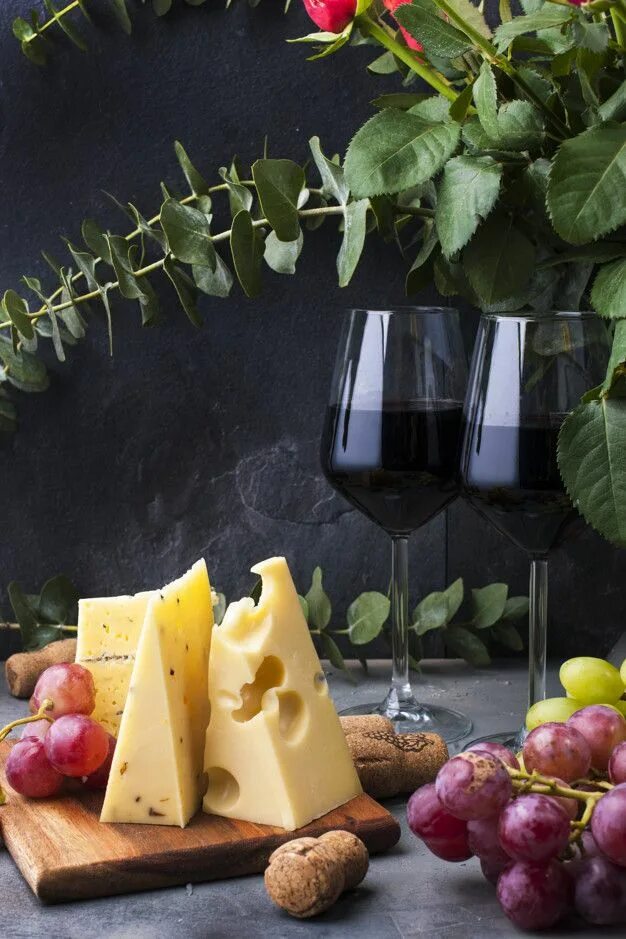 Сыр вино просп ленина 16. Вино и сыр. Вино сыр виноград. Сыры и вино. Пармезан и вино.