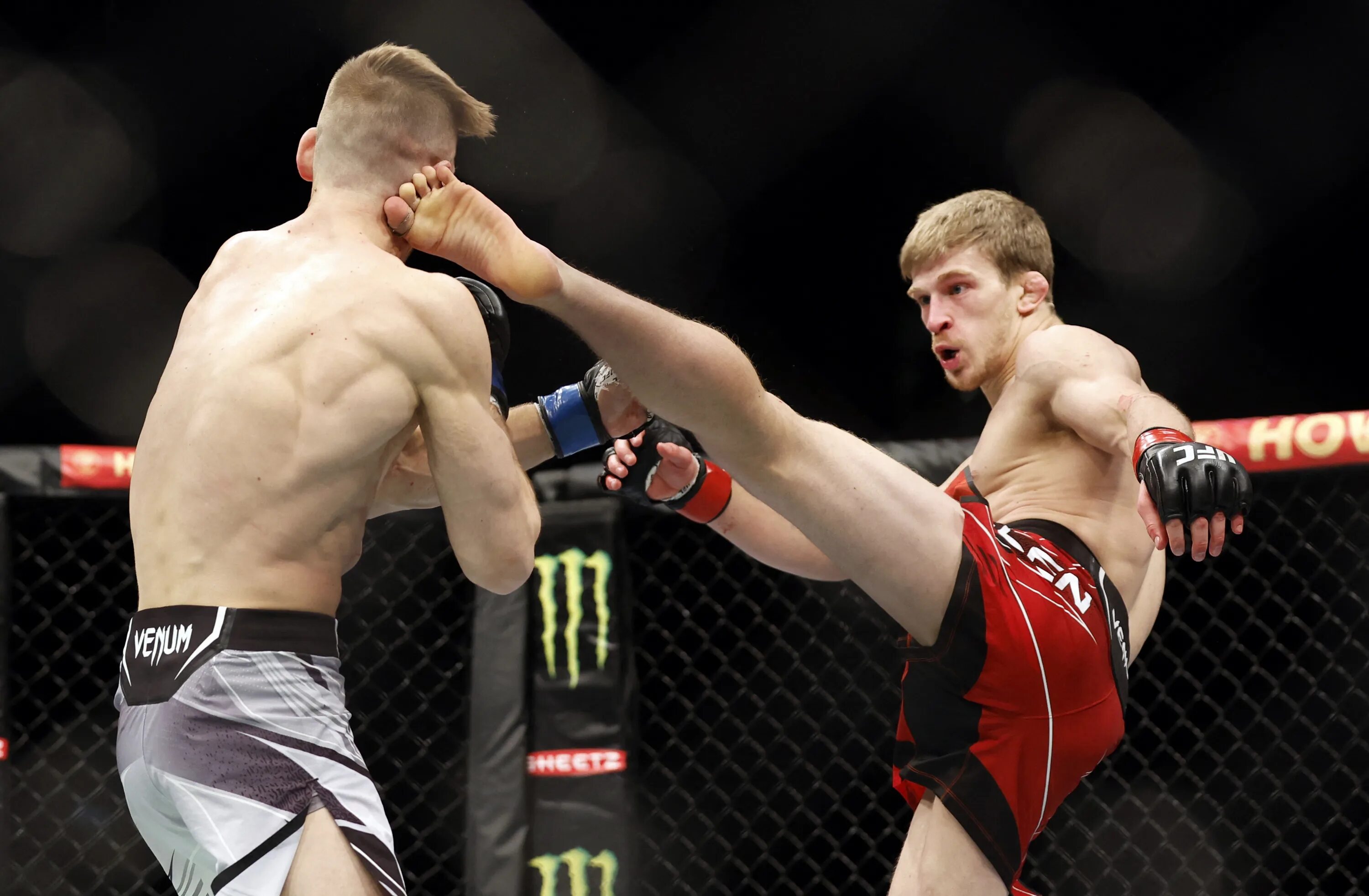 Тиаго сантос боец. Ufc fight night: холлоуэй vs. Arnold allen ufc. Марвин веттори. Кларк ufc.