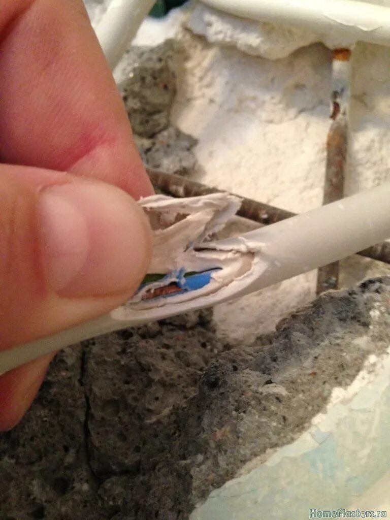 Изоляция проводов в стене. Поврежденный кабель. Изоляция для кабелей в стене. Заизолировать провод в стене.