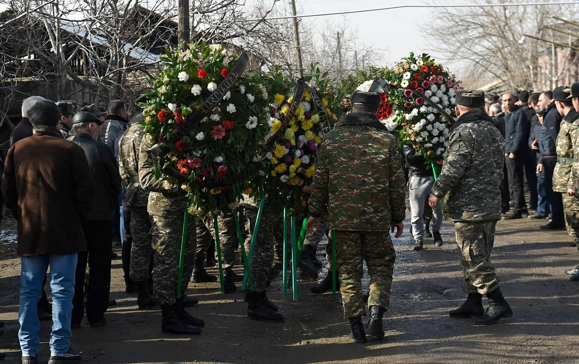 Похороны солдата срочника. Похороны военнослужащего. Похороны военнослужащего. Погибшие солдаты срочники. Похороны срочника.
