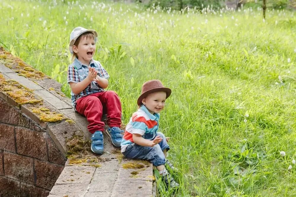 Веселый мальчик предложение. Мальчик и девочка сидят на лужайке. Бодрый мальчик. Фото мальчик в шортах играет в машинки.