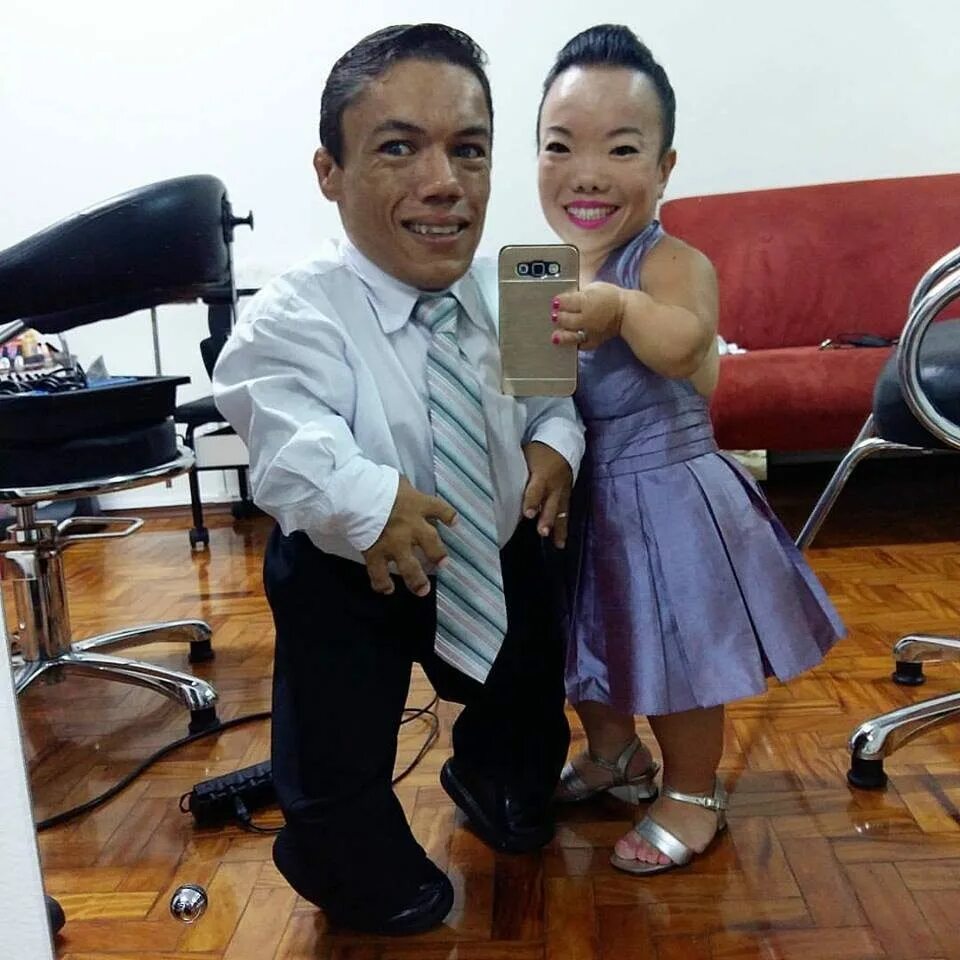 Объятия семьи. Шарлотта гайсар. Пауло габриэль и катусия ли хошино. Самая маленькая семья в мире. Большой и маленький человек.