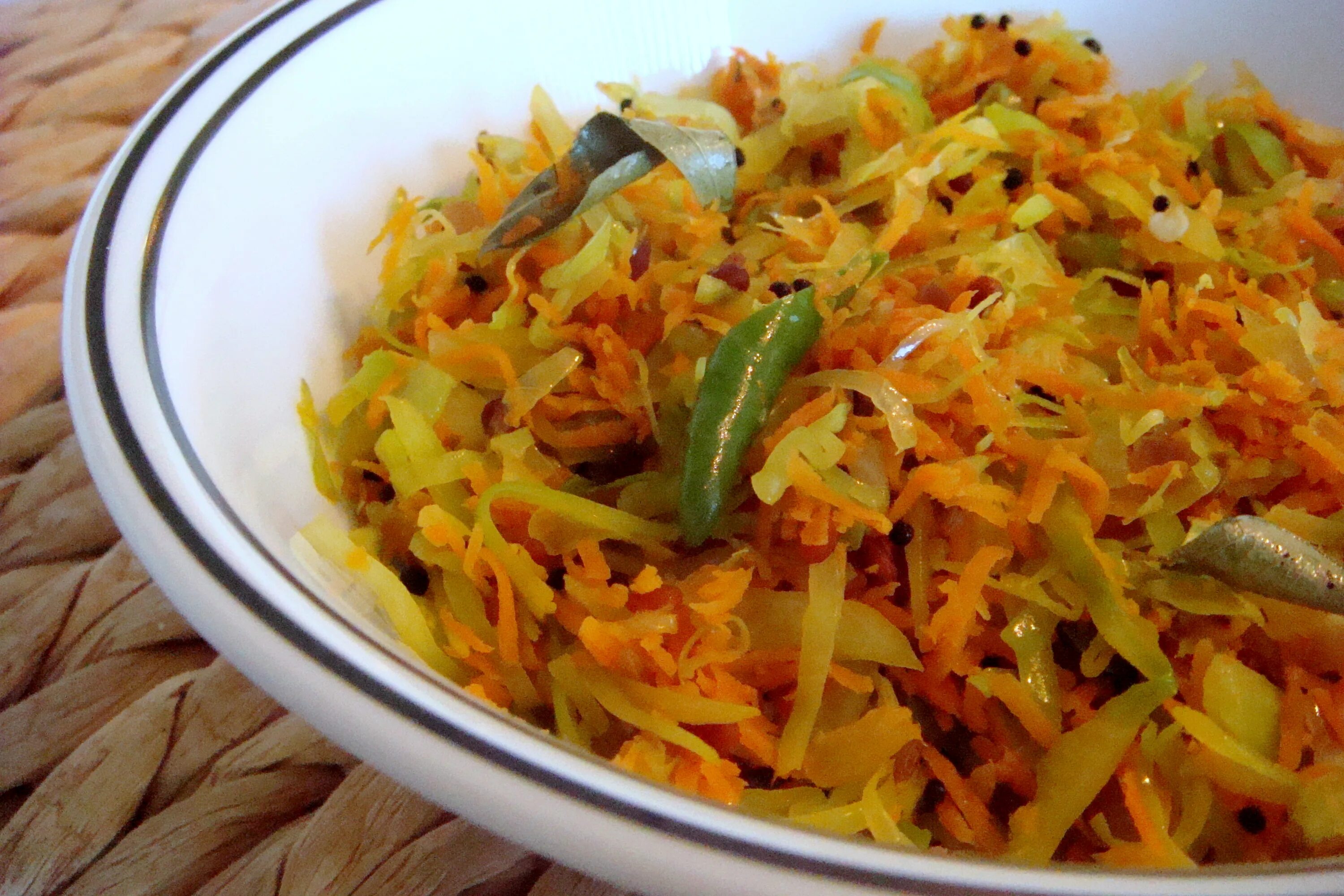 Тушеная капуста с курицей. Капуста тушеная на белом фоне. Тушеная капуста квадратиками. Тушеная капуста с огурцами. Тушеная квашеная капуста с рыбными консервами.