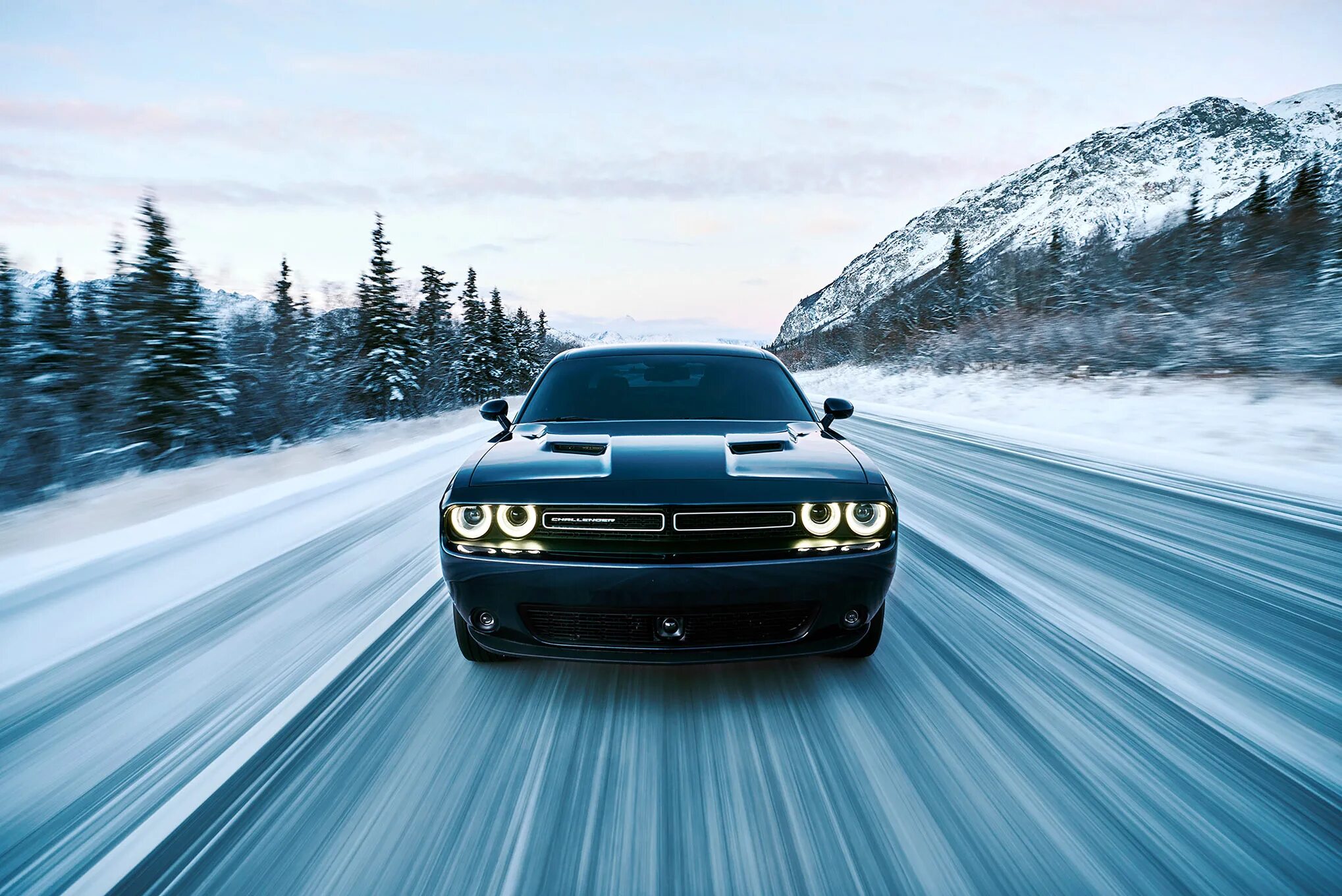 Машина на полной скорости. Dodge Challenger gt AWD. 2017 Dodge Challenger gt AWD. Dodge Challenger 2022. Dodge Challenger 2017 Winter.