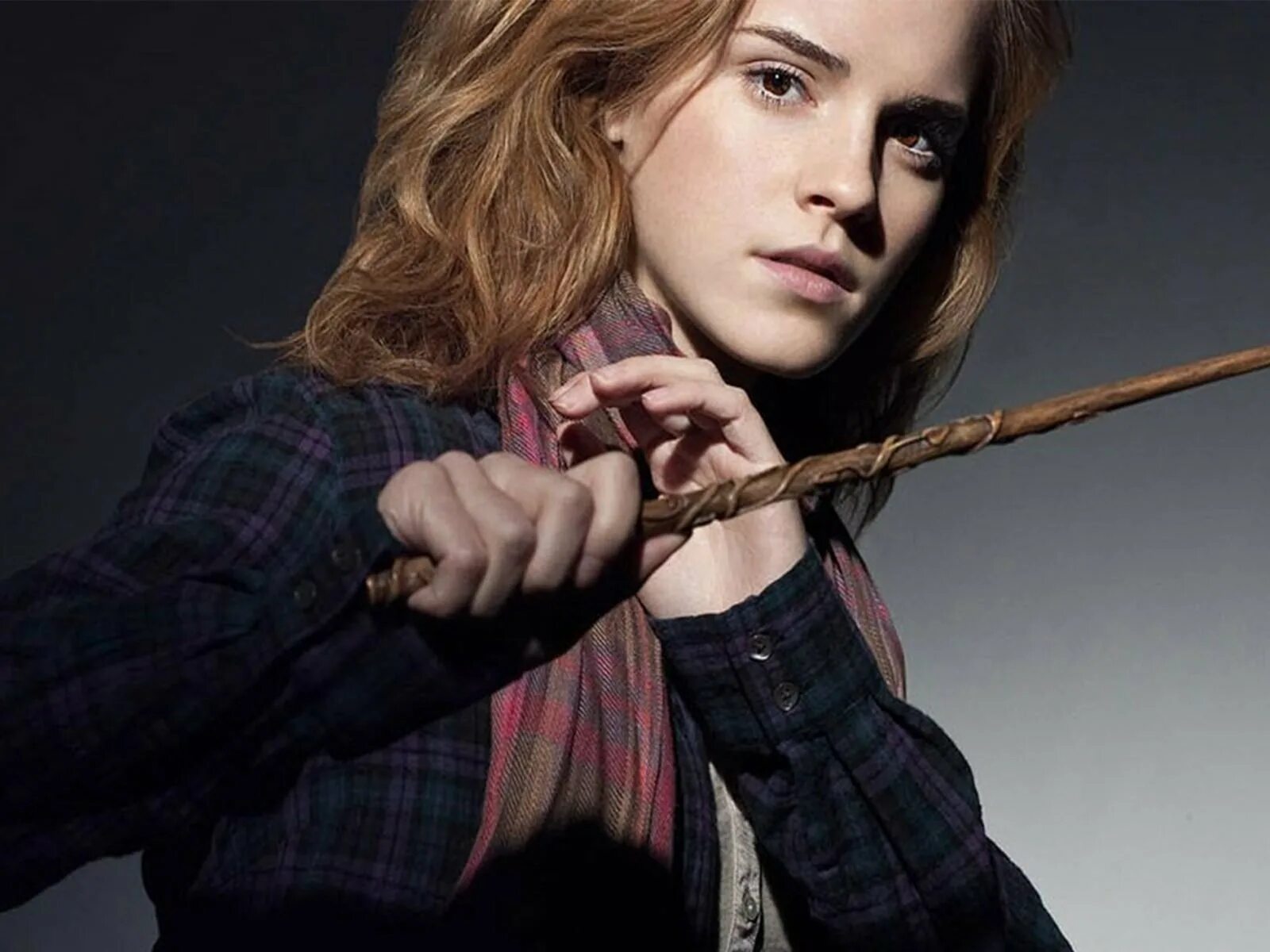 Как выглядит гермиона. Эмма уотсон гарри поттер. Гермиона пышные волосы. Как выглядит гермиона. Гарри поттер и гермиона грейнджер.