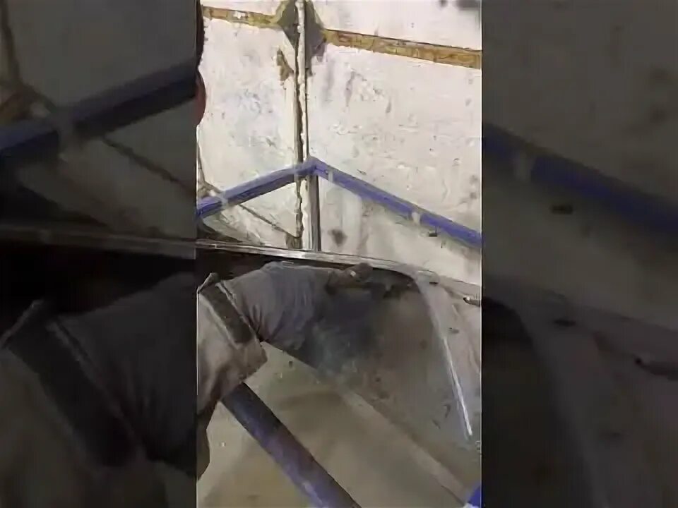 Пескоструй крыльев. Пескоструйная обработка авто. Пескоструй крыла. Фартук для ремонта на крылья. Пескоструй крыльев.