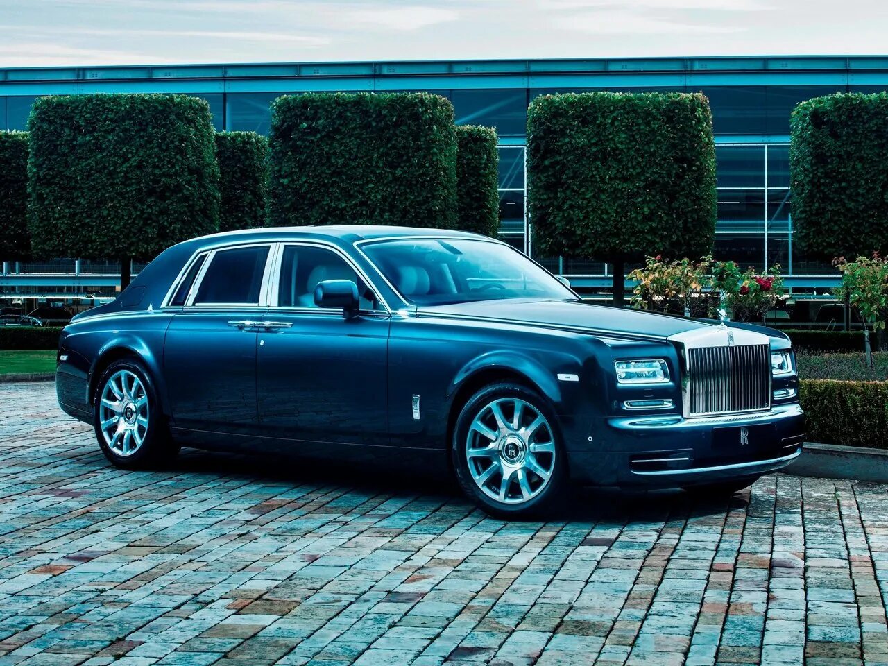 Роллс россия. Rolls Royce Phantom. Rolls Royce Phantom 2014. Rolls Royce Phantom EWB 2021. Rolls-Royce Phantom 2001.