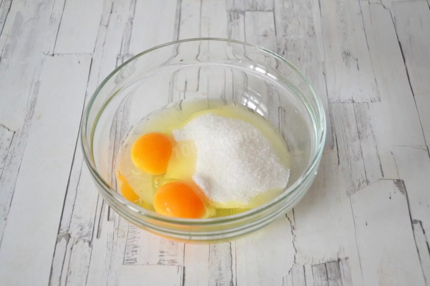 Взбитые яйца. Взбитые яйца с сахаром. Яичные желтки взбиваются с сахаром. Яйца в миске. Кремовые яйца