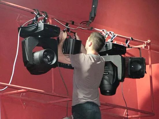 электромонтер. монтаж осветительного оборудования. электрик на дом. монтаж освещения на производстве. электрик люстра.