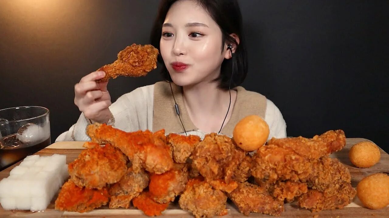 Мукбанг корея видео. МУКБАНГ боки. MUKBANG Korea Hamzy. Корейский МУКБАНГ видео. МУКБАНГ С толстыми корейцами.