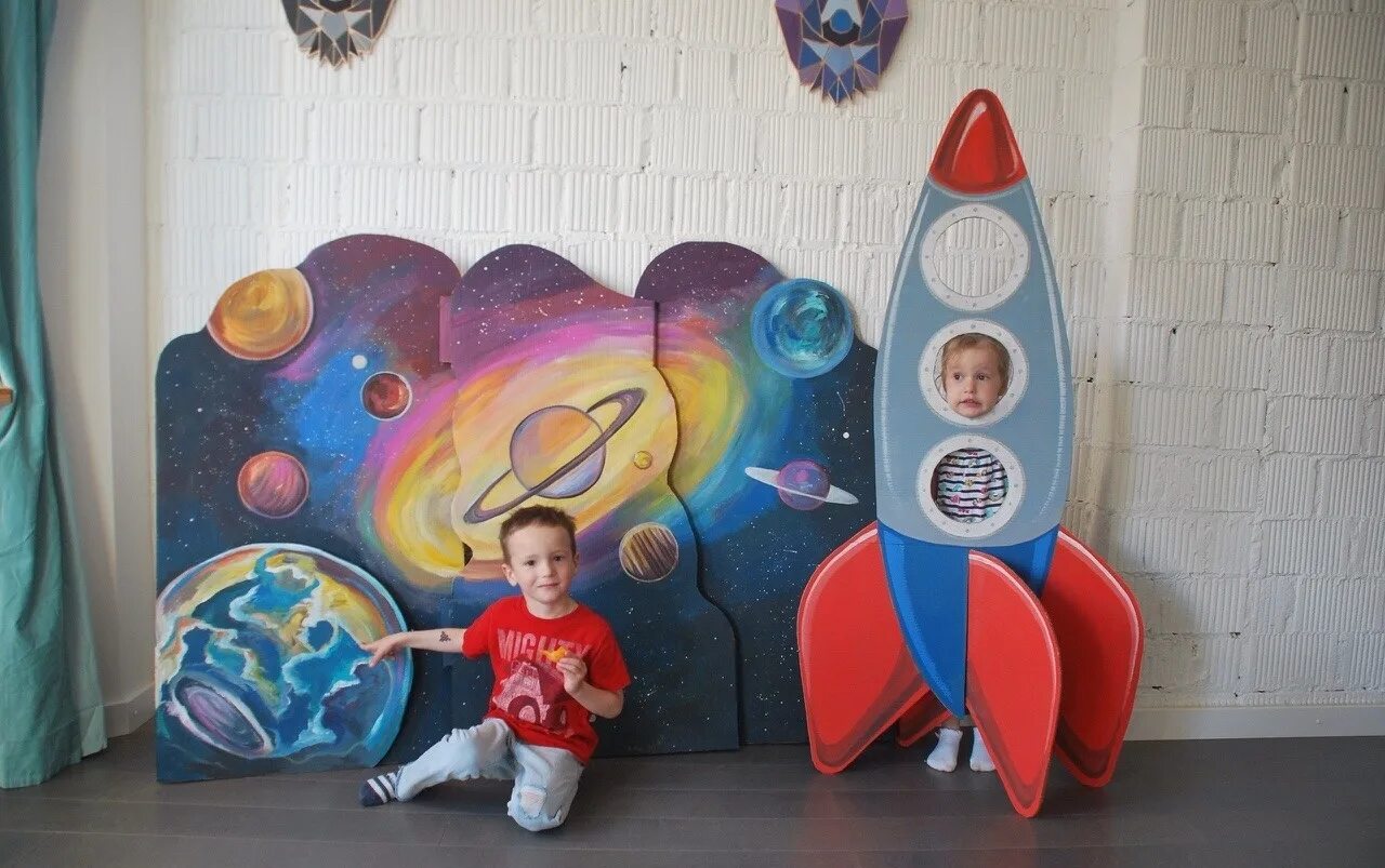 Фотозона на день космонавтики своими руками. Фотозона космос. Поделка ракета для детского сада. Фотозона на день космонавтики в детском. Фотозона космос для детей.